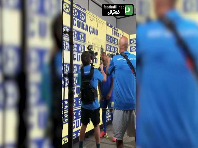وایب خاص کوراسائو؛ فوتبالیست‌ ها با موزیک آفریقایی در حال گرفتن عکس تیمی