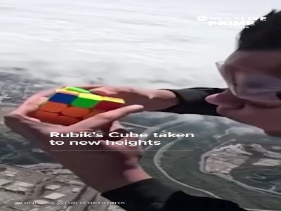 ثبت رکورد جهانی حل مکعب روبیک در آسمان