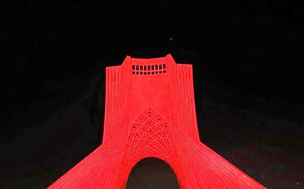 برج آزادی سرخ‌پوش شد