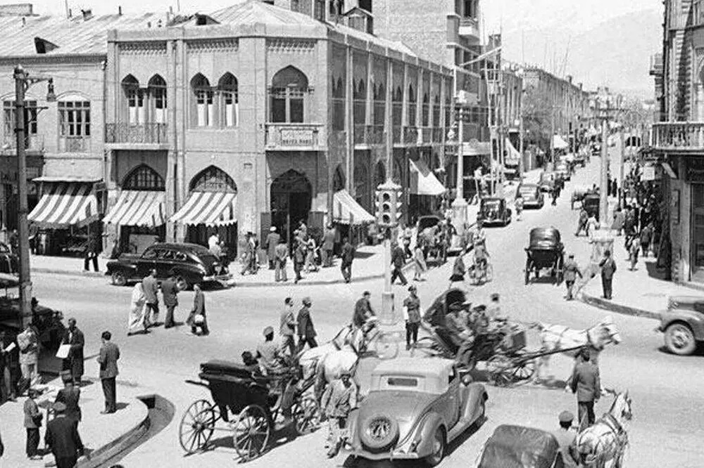 سفر به تهران قدیم؛ کاروان شترها در حال رد شدن از کوچه مروی؛ دهه ۴۰