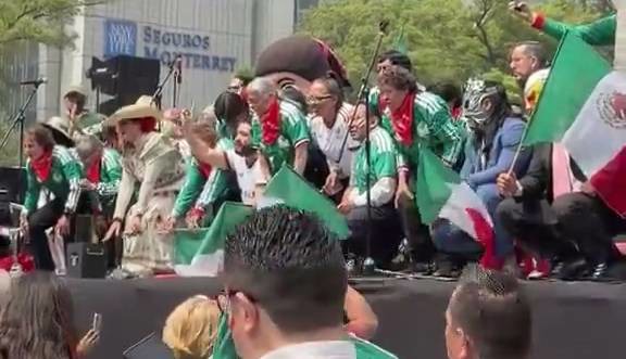 جشن مکزیکی‌ها برای صعود به همراه مادربزرگ