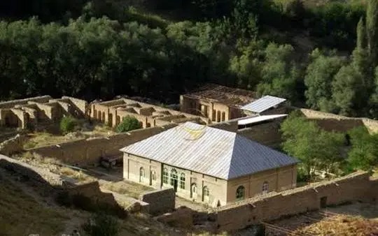 سفر به ایران قدیم؛ منظرۀ کاخ ناصرالدین شاه در «شهرستانک» از بالای کوه