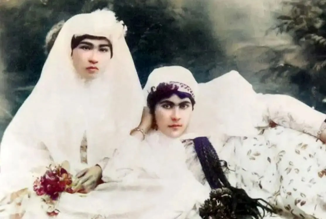 سفر به ایران قدیم؛ «عروس چهارده ساله» با دستۀ گل در آتلیه؛ ۱۲۰ سال قبل
