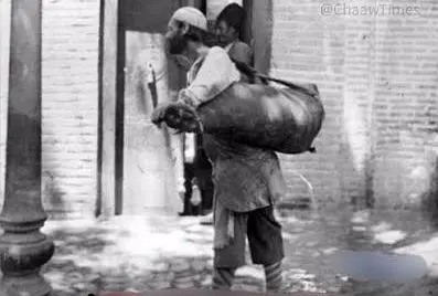 سفر در زمان؛ پیرمرد آب‌فروش در تهران؛ حدود سال ۱۳۰۰
