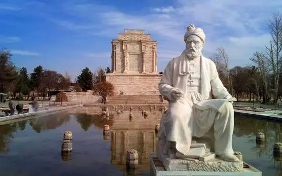 سفر به ایران قدیم؛ مقبرۀ فردوسی وقتی هنوز شبیه «هرم» بود؛ ۹۳ سال قبل