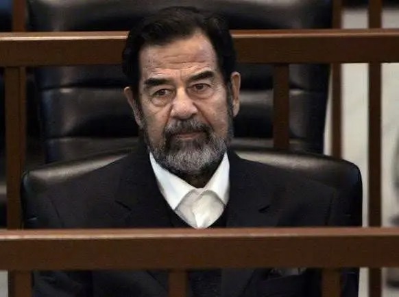 سفر در زمان؛ تیپ و چهره «صدام حسین» در جوانی و در ۲۲ سالگی؛ سال ۱۳۳۸