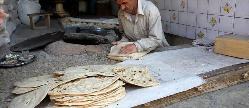 سفر به تهران قدیم؛ تصویری از یک «نانوایی تافتونی» در تهران؛ سال ۱۳۴۶