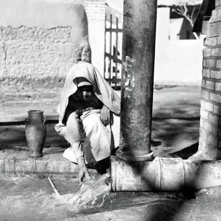 پیرمرد تهرانی در حال پر کردن کوزه از آب چاه؛ سال ۱۳۴۰