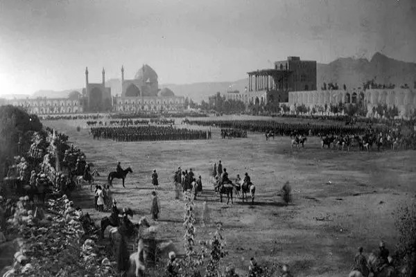 سفر به ایران قدیم؛ دختران اصفهانی در حال پر کردن کوزۀ آب؛ ۶۵ سال قبل