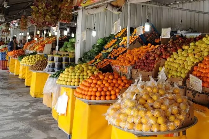 سفر در زمان؛ تصویر جالبی از یک مغازه میوه‌فروشی در قم در دهۀ ۶۰