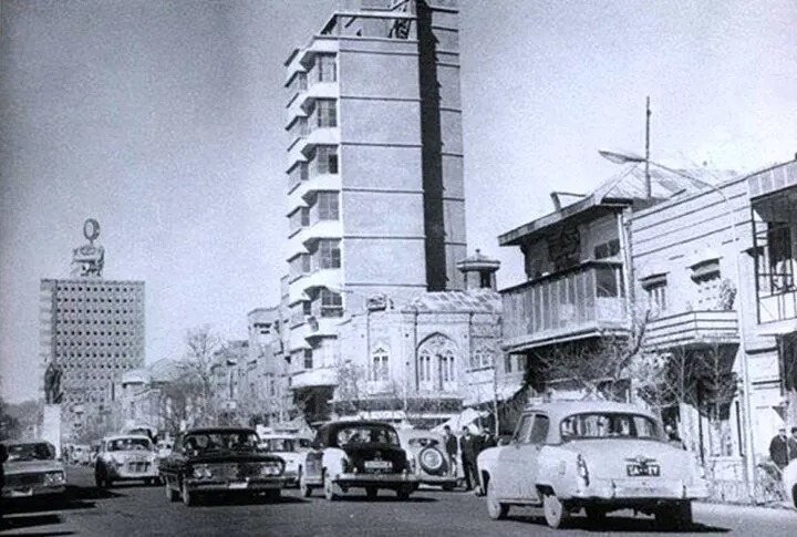دوچرخه‌سواری در یکی از کوچه‌های تهران؛ سال ۱۳۳۰