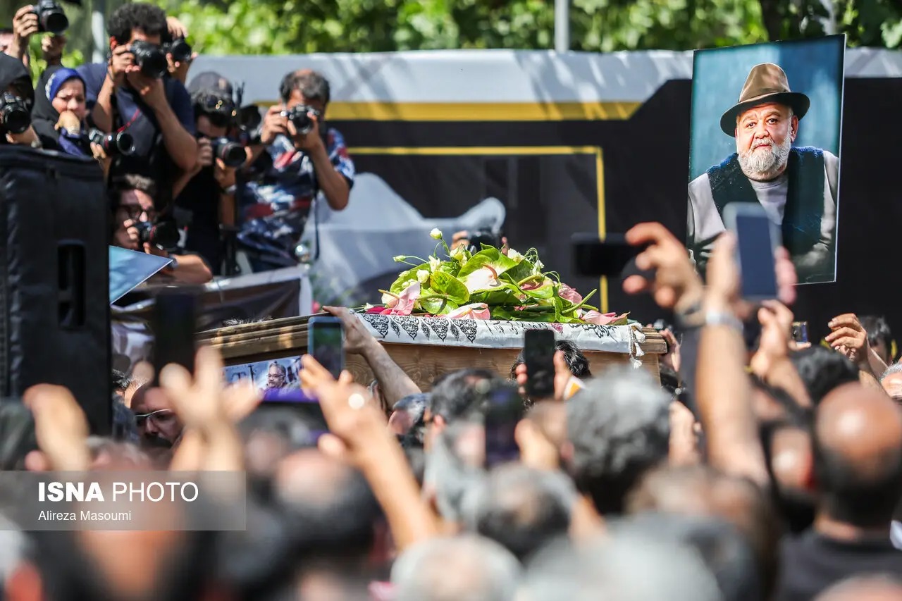 سلفی در عزای اکبر عبدی را ابزارِ سرزنشِ مردمِ ایران نکنید!