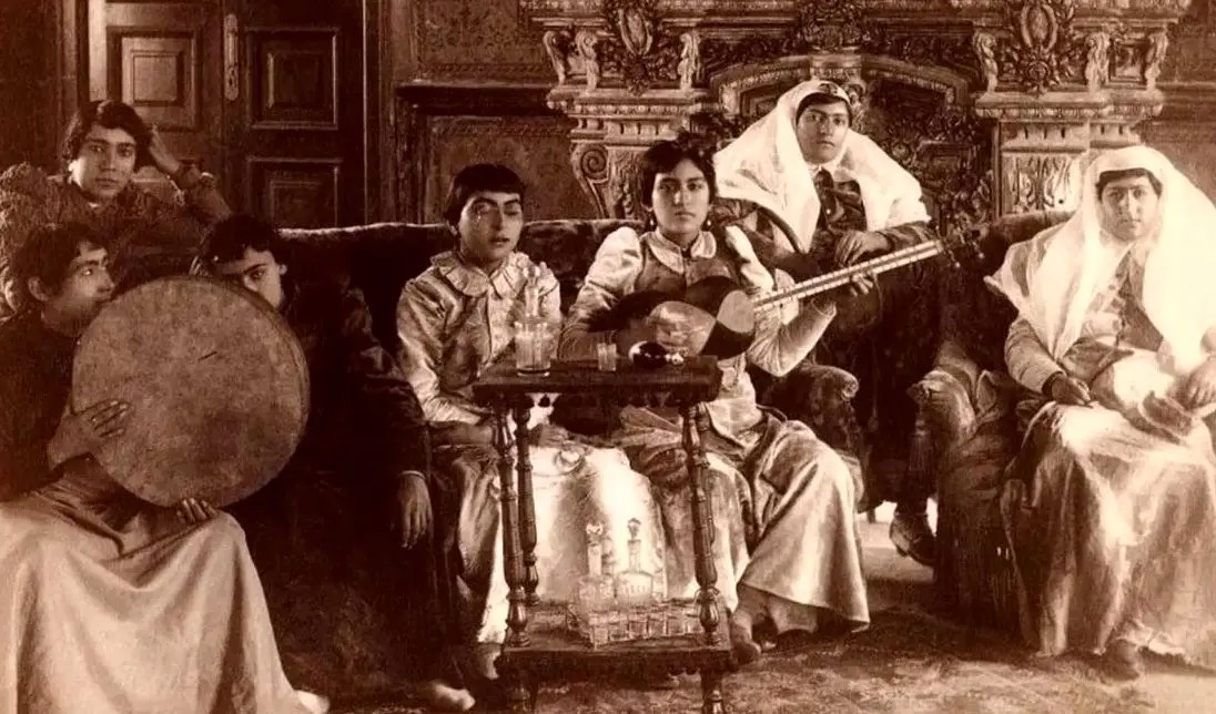 سفر به تاریخ؛ «اکرم دندون‌ طلا» در حال نواختن تار در عصر قاجار
