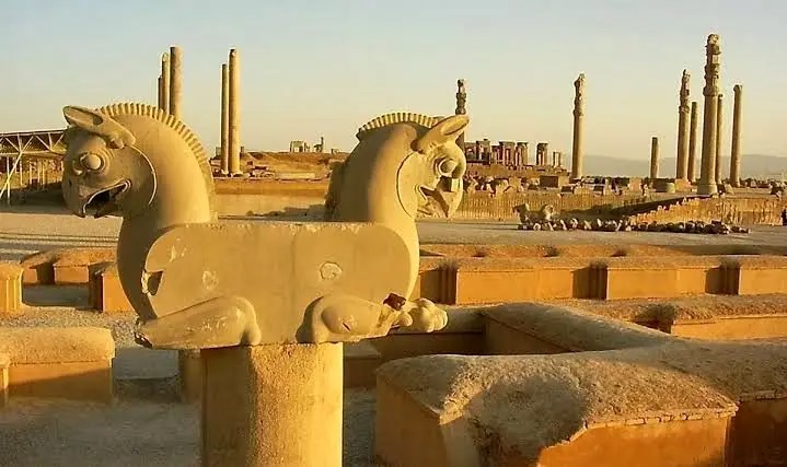 سفر در زمان؛ دو تصویر قدیمی از «تخت جمشید»؛ سال ۱۲۸۴ شمسی