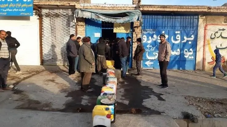 سفر به ایران قدیم؛ «تهرانی ها در صف بنزین»؛ سال ۱۳۵۷