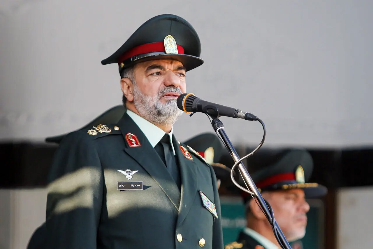 تصویری قدیمی از سردار رادان با لباس کردی در جبهه