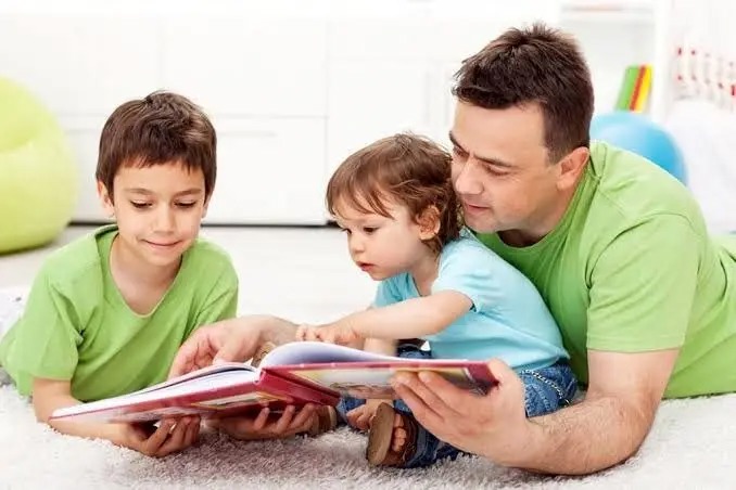چگونه کتاب خوانی به سبک زندگی خانواده تبدیل شود؟