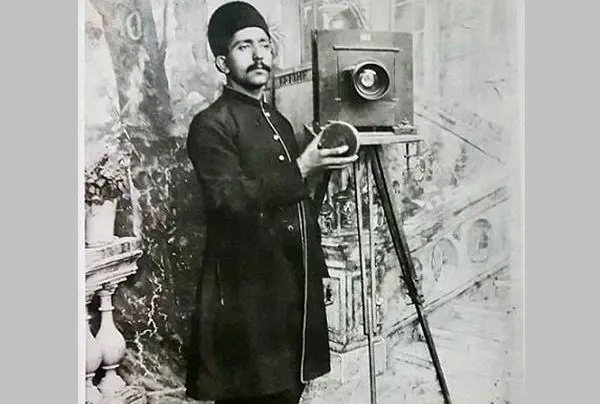 سفر در زمان؛ عکس آتلیه‌ای سه دختر جوان در دوران قاجار