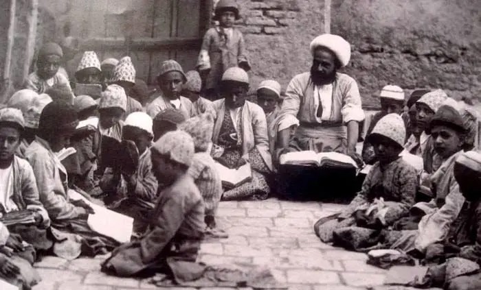 سفر در زمان؛ تصویری از سه جوان درس‌خوان در دوران قاجار