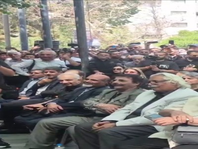 هم‌نوایی علیرضا افتخاری و علی‌اصغر شاهزیدی در مراسم تشییع ایرج خواجه‌امیری