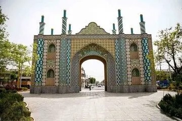 سفر در زمان؛ زنان در حال شستن لباس در کنار خیابان در دروازه غار؛ سال ۵۸