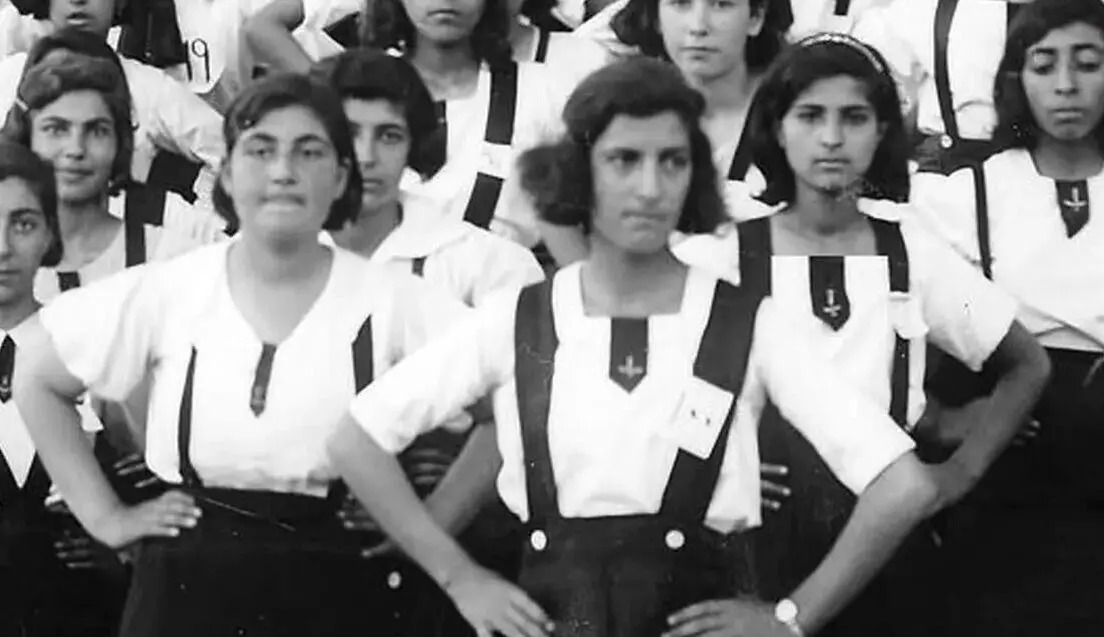 سفر در زمان؛ ژست عجیب دختران دبیرستانی در کاخ چهلستون؛ ۹۰ سال قبل