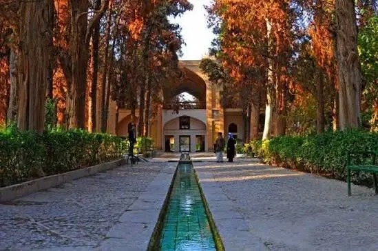 سفر در زمان؛ یک عکس شاعرانۀ قاجاری از «باغ فین کاشان»؛ ۱۴۰ سال قبل