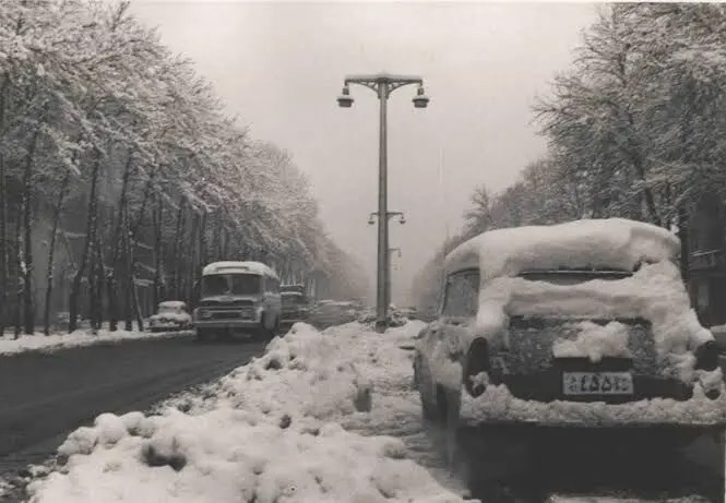 سفر در زمان؛ اصفهانی‌ها در حال جمع کردن «یخ» در یک روز زمستانی؛ ۱۴۰ سال قبل