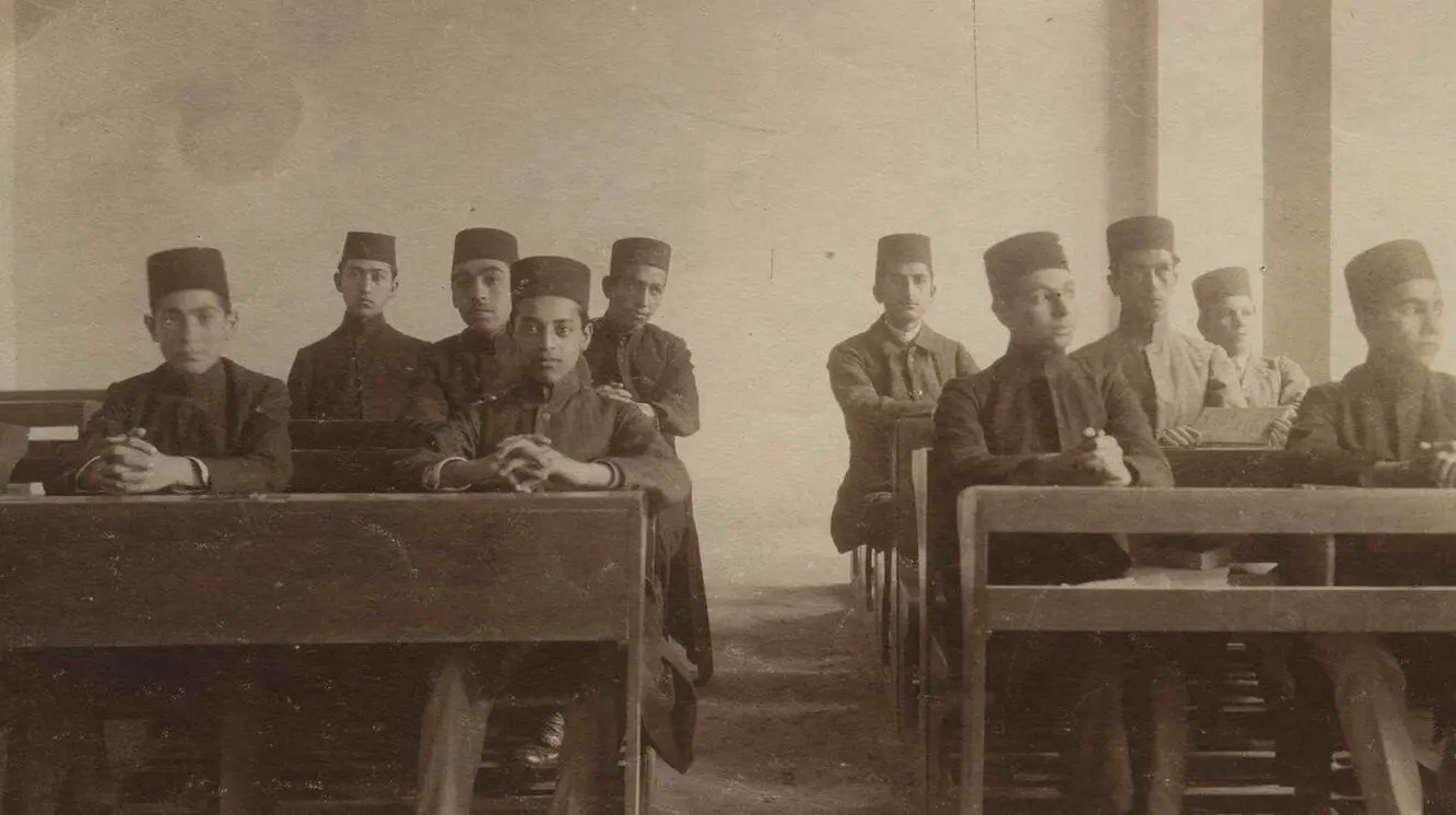 سفر در زمان؛ تیپ و قیافه یک جوان تحصیلکرده ایرانی در اواخر دوران قاجار