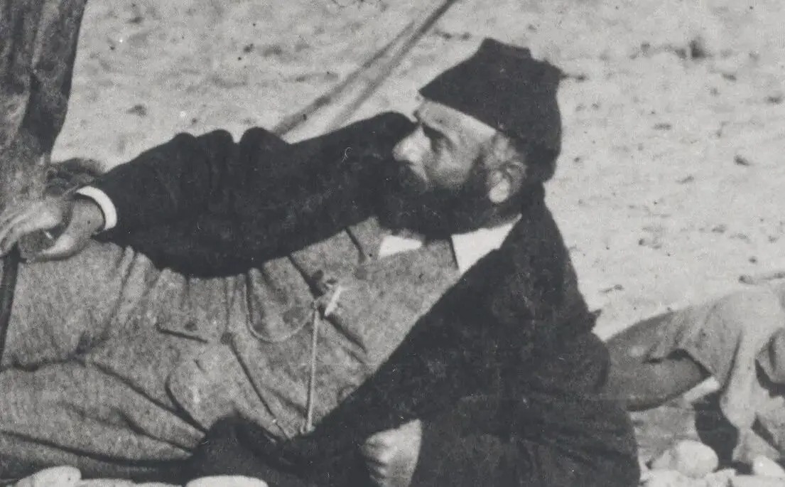 سفر در زمان؛ علی بیک تشریفاتچی به همراه دو عراقی در حال استراحت در بیابان؛ ۱۴۰ سال قبل