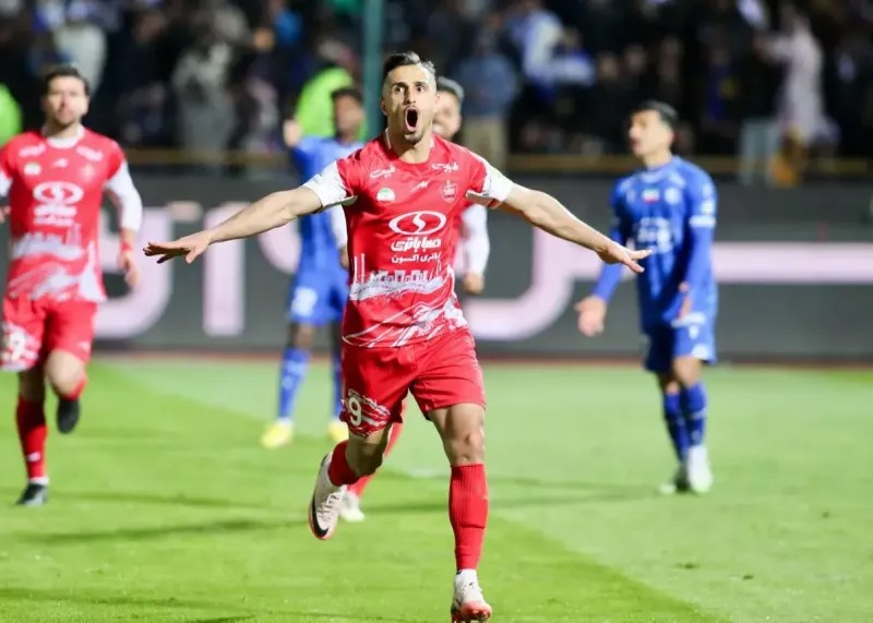 ستاره پرسپولیس در آغوش بزرگان تاریخ فوتبال ایران!