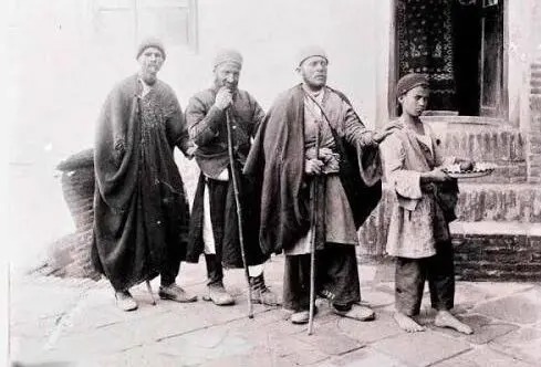سفر در زمان؛ تصویری از یک گدا با لباس‌های مندرس در شهر شیراز؛ ۱۴۰ سال قبل
