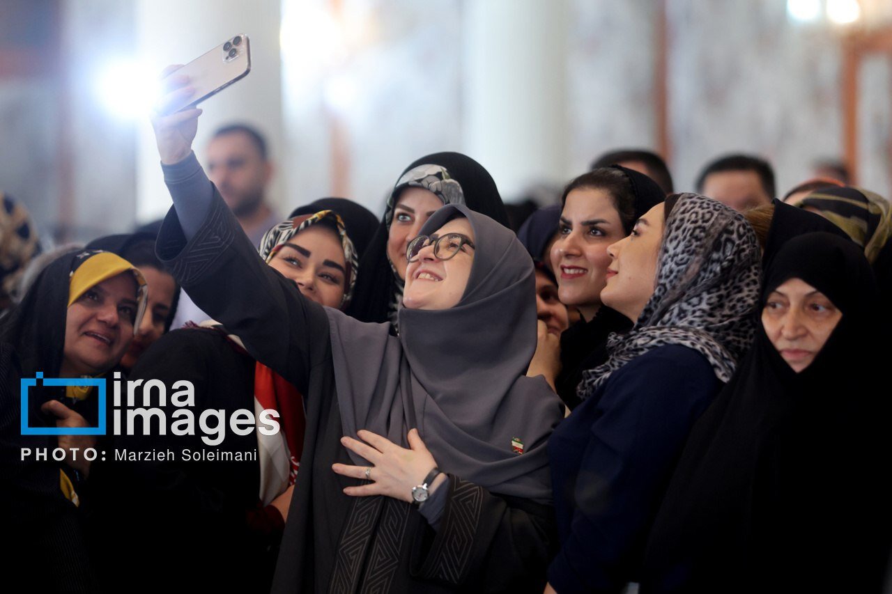 سلفی همسر عراقچی، دختر پزشکیان و سخنگوی دولت