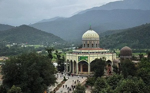 سفر ‌در زمان؛ بقعه امامزاده هاشم و یک کاروانسرا در کنار آن در جاده هراز