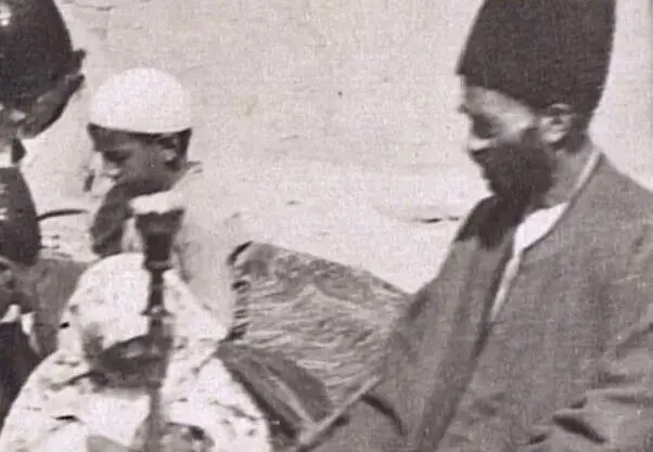 سفر در زمان؛ تصویری از یک معلم ایرانی با قلیان سر کلاس درس؛ ۱۳۰ سال قبل