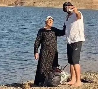 شیرجه بانوی ۷۵ ساله کردستانی در سد چراغ‌ویس/ ویدئو