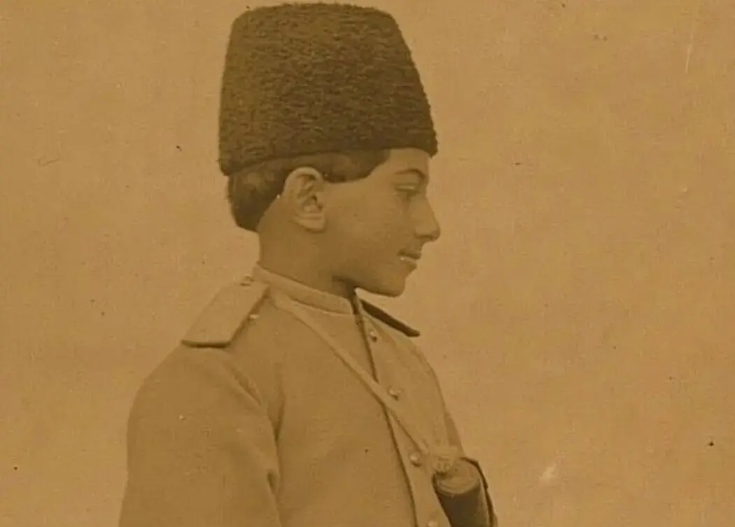 سفر در زمان؛ عکس یادگاری شازدۀ قاجاری و بز کوهی شکارشده