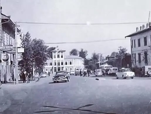 سفر در زمان؛ تصویر دیده نشده از یک خیابان در شهر رشت در دوران ناصرالدین شاه