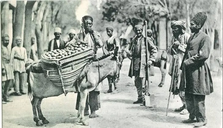 سفر در زمان؛ دو ماست فروش دوره گرد با تغارهای بزرگ روی سرشان در دوره قاجار