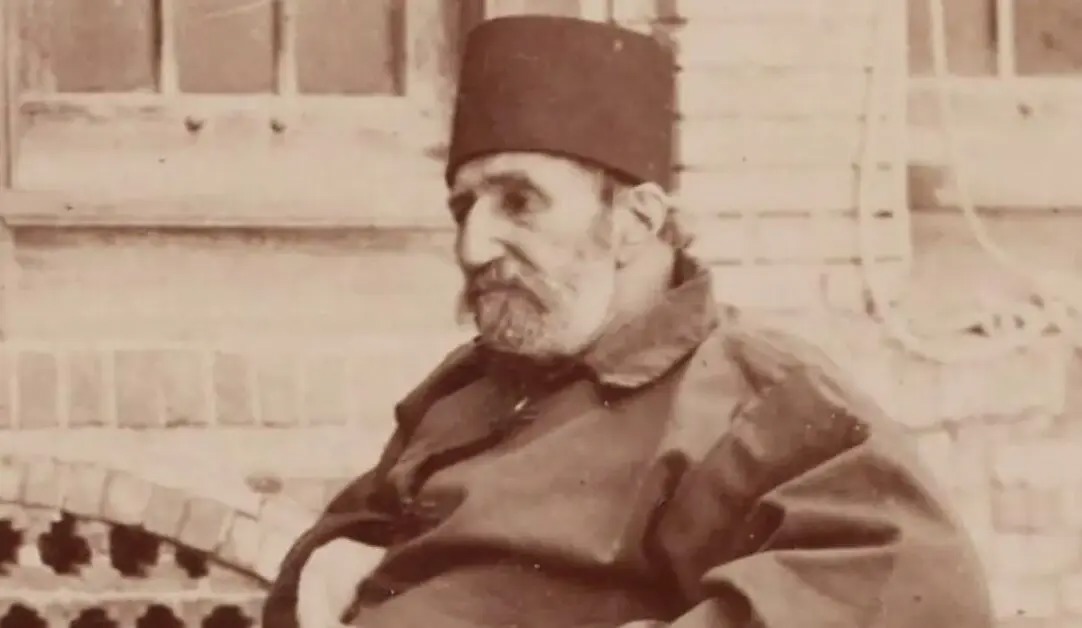 سفر در زمان؛ «خزانه‌دار ناصرالدین شاه» سوار بر «ویلچر» در حیاط قصر