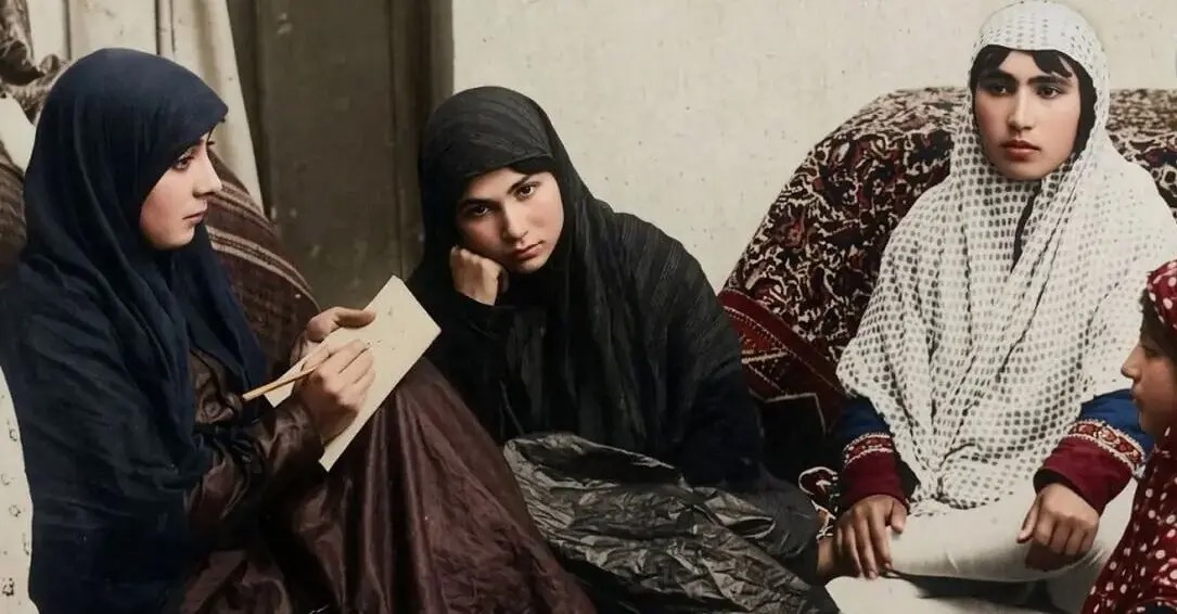 سفر در زمان؛ از «احمدشاه در میدان اسبدوانی» تا «تولید تریاک روی پشت‌بام»