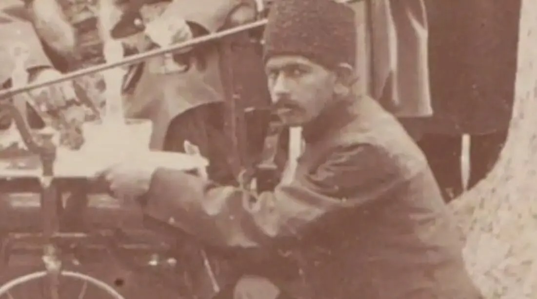 سفر در زمان؛ ناصرالدین شاه سوار بر سه‌چرخه در حال خوردن شربت در حیاط کاخ گلستان