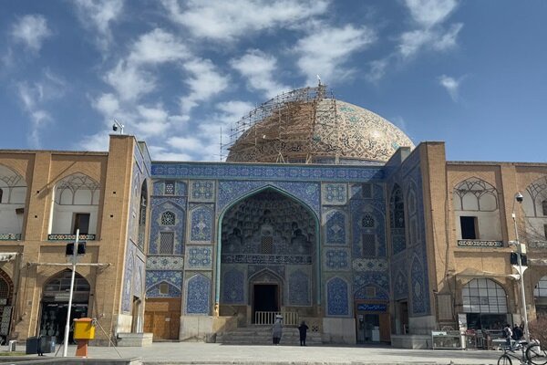 گنبد شیخ لطف‌الله پیش از بارش‌ها به مرحله نصب کاشی رسید