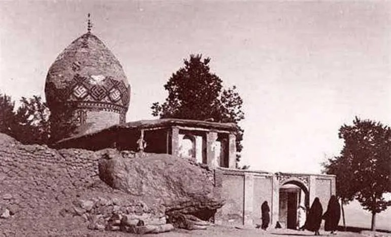 سفر در زمان؛ زن‌های تهرانی در حال ورود به حرم «امامزاده صالح» در تجریش؛ سال ۱۳۱۳