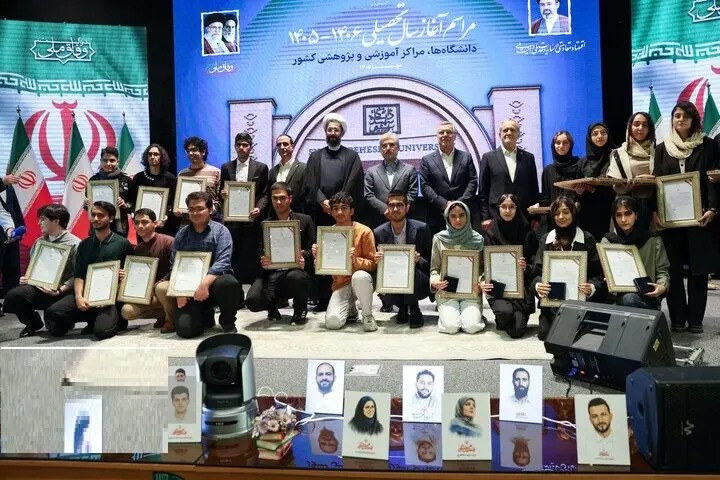 رئیس جمهور از رتبه های برتر کنکور ۱۴۰۵ تجلیل کرد