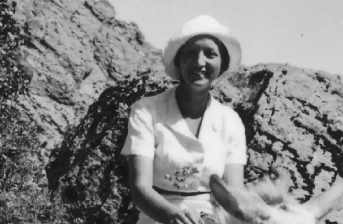 سفر در زمان؛ زن سوییسی سوار بر الاغ در کوچه‌باغ‌های لواسان؛ سال ۱۳۱۳