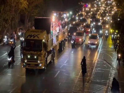 ویدیویی عجیب از برگزاری یک عروسی پشت تریلی در تهران!