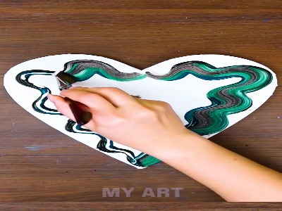 نقاشی دخترک تنها و پروانه