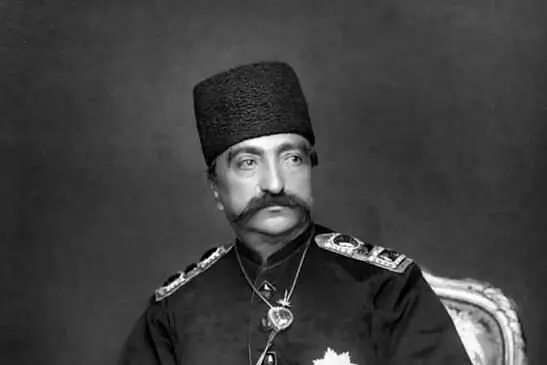 سفر در زمان؛ تصویری از «ناصرالدین شاه» در حال غذا خوردن کنار استخر