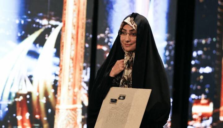 کارگردان بهترین مستند جشنواره تهران جایزه‌اش را به رهبر شهید اهدا کرد